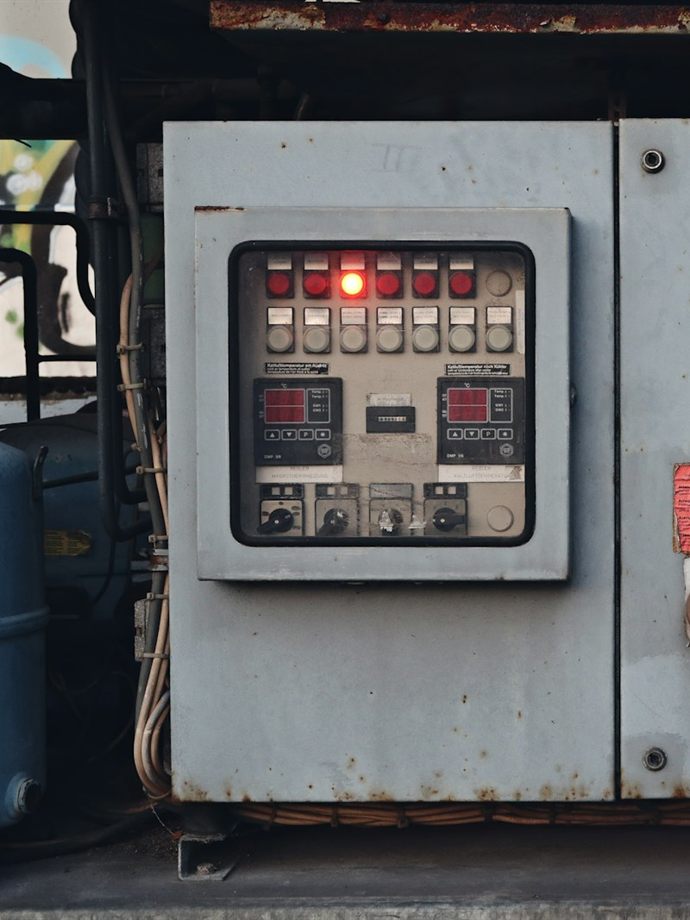 Painel de comando elétrico com sinalização ligada